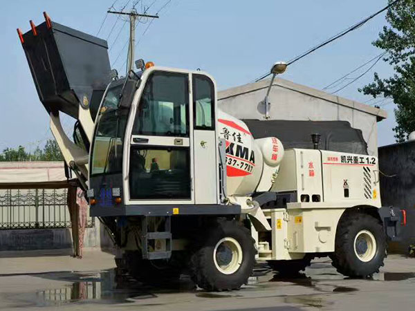 自動攪拌上料車